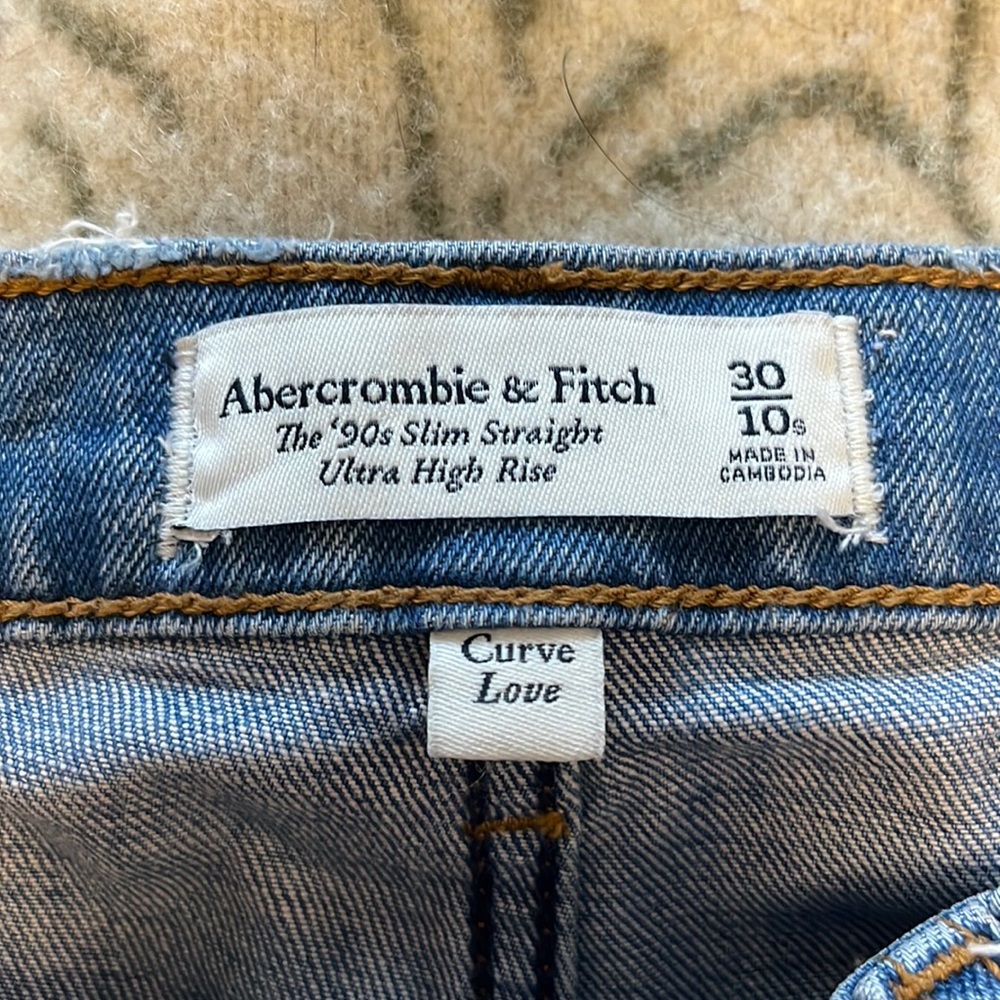 Abercrombie Curve Love 90’s slim straight jeans in light/medium wash in size 10s